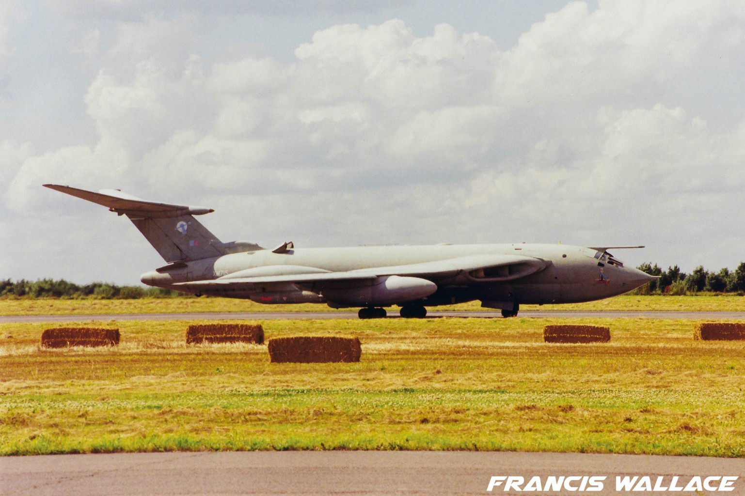 Thunder & Lightnings - Handley Page Victor - Survivor XM715